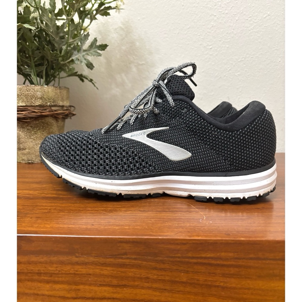 BROOKS WOMENS REVEL 2 RUNNING WALKING SHOES SIZE 9.5 BLACK WHITE ACTIVE GYM EUC